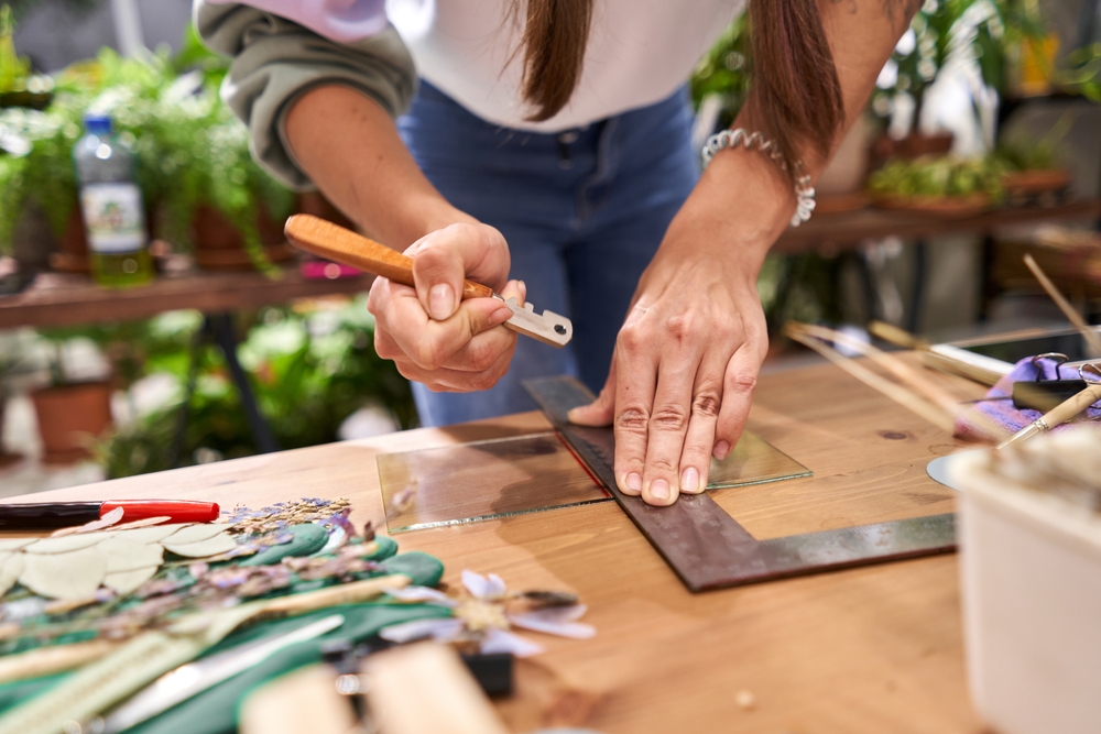 A,woman,cuts,glass,with,a,glass,cutter.,master,class